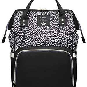Pu&ograve; includere: Borsa per pannolini nera e bianca con stampa leopardata, con una cerniera nera e una tasca frontale nera. La borsa ha un manico nero e una tracolla nera regolabile. La borsa ha il testo "LEQUEEN" sul davanti.