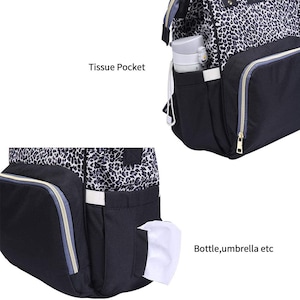 Pu&ograve; includere: Una borsa per pannolini nera e grigia con stampa leopardata e diverse tasche. La borsa ha una grande tasca con cerniera sul davanti, una tasca pi&ugrave; piccola con cerniera sul lato e una tasca per i fazzoletti in alto. La borsa ha anche una grande tasca interna per una bottiglia, un ombrello o altri oggetti. "Tissue Pocket" e "Bottle, umbrella etc" sono scritti sull'immagine.