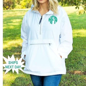 Chaqueta impermeable tipo jersey con monograma Charles River - Impermeable con monograma y cremallera de un cuarto Pack N Go - Chaqueta cortavientos con monograma, Cyber Monday