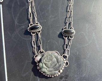 Gargantilla de labradorita rosa hecha a mano con dos detalles de osidiana arcoíris negra y colgante de plata esterlina.