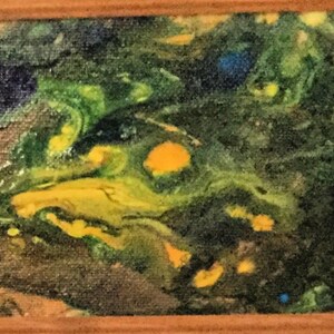 Może przedstawiać: Abstrakcyjny obraz z wirującymi wzorami w odcieniach zieleni, żółci i brązu. Obraz ma fakturowaną powierzchnię i jest oprawiony w drewnianą ramę.