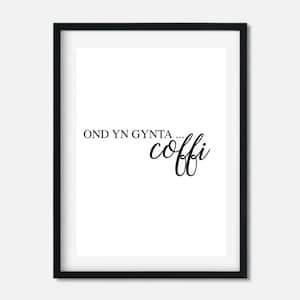 Könnte beinhalten: Schwarz-weiß gerahmter Druck mit dem Text "Ond yn gynfa... coffi" in einer kursiven Schrift.
