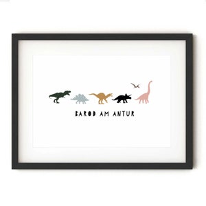 Könnte beinhalten: Ein schwarzer gerahmter Druck mit weißem Hintergrund, der eine Reihe von fünf bunten Dinosauriersilhouetten zeigt. Der Text "Barod am Antur" ist unter den Dinosauriern gedruckt.