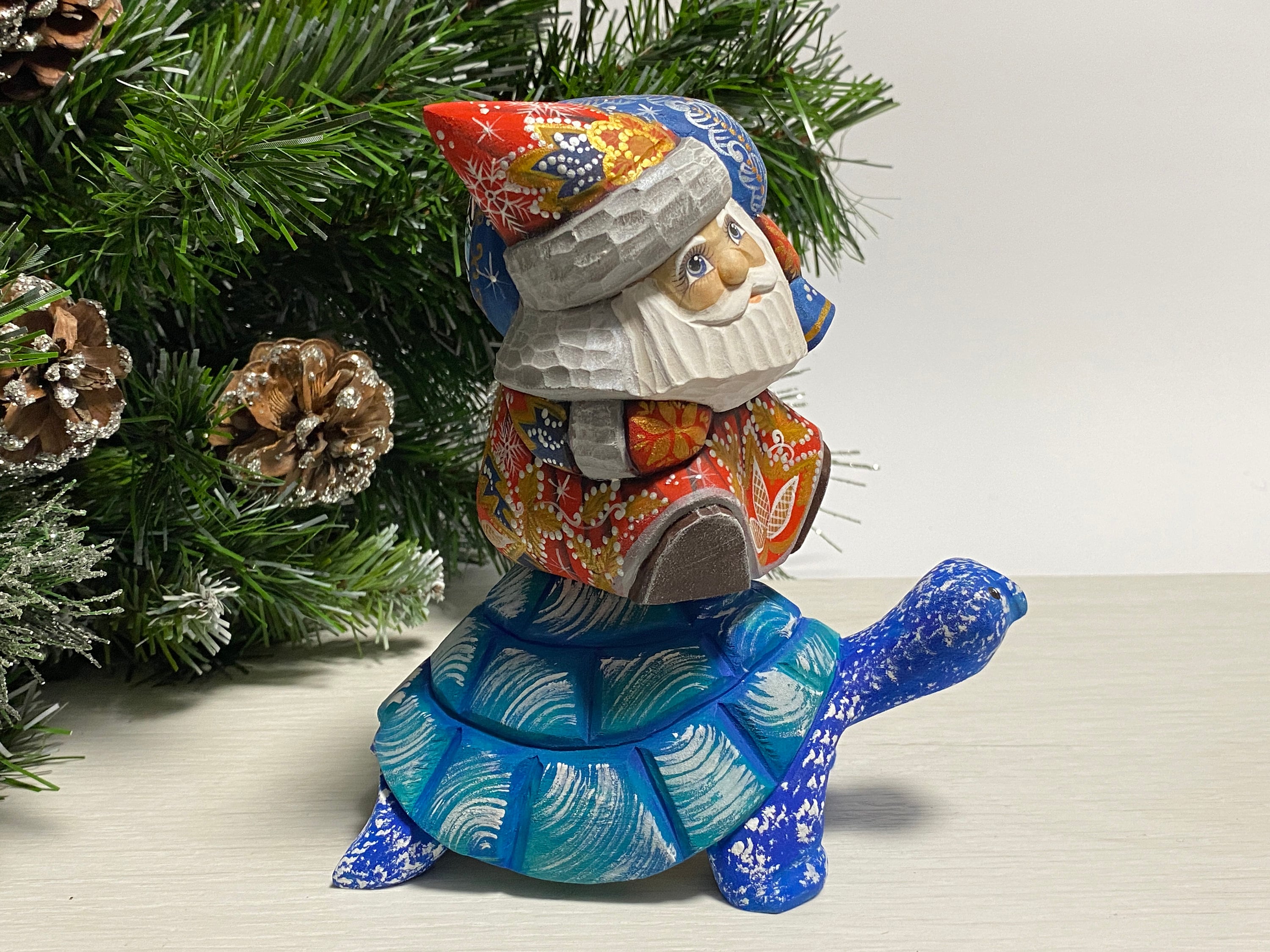 手彫りの木製サンタクロース置物（亀）、手描きのサンタ像、木彫りの
