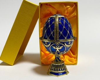 Fabergéägg med tempelmodell inuti, emaljerad metallask med Swarovski-kristaller 7,5 cm