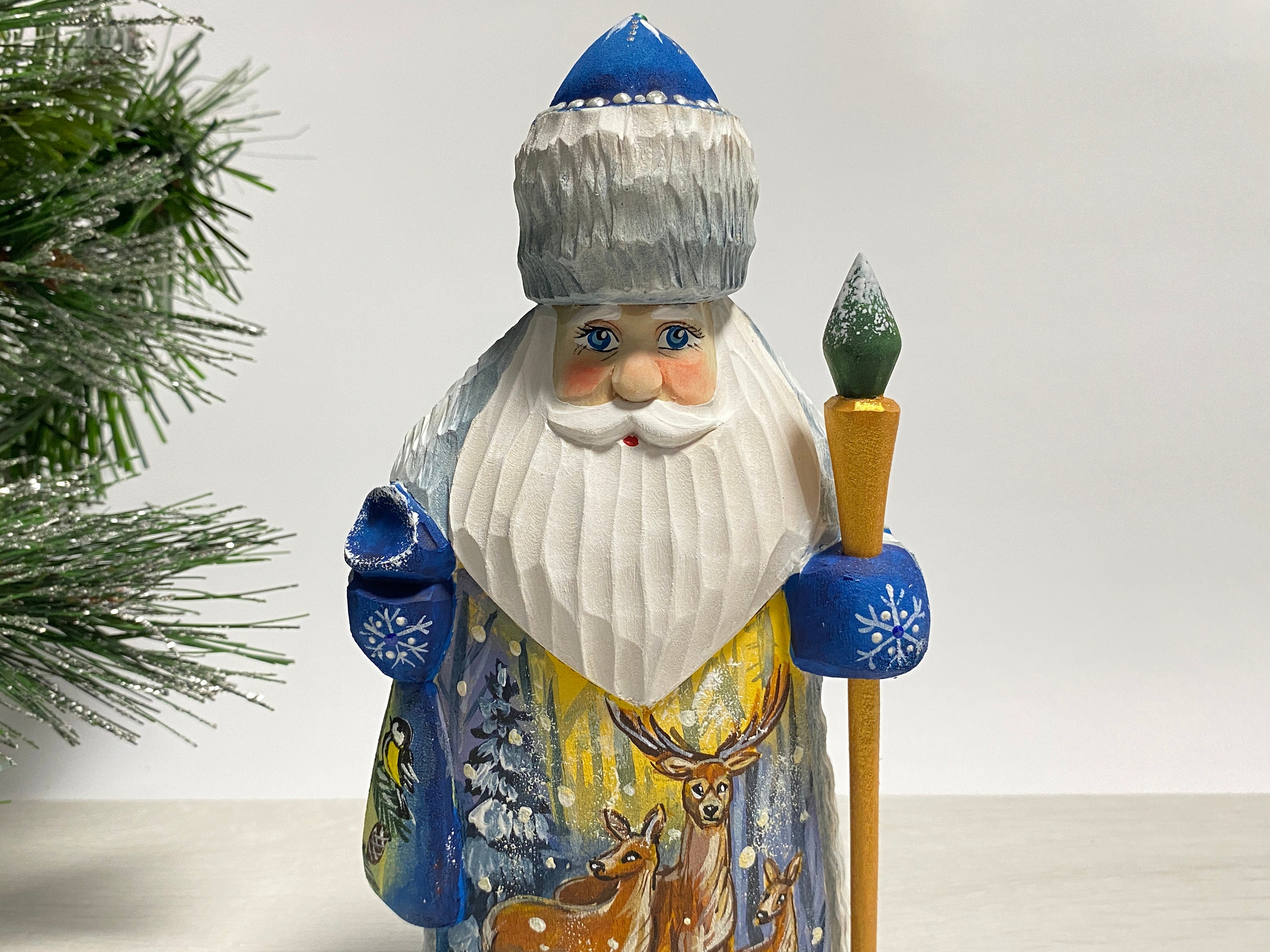 サンタクロース置物　ロシア　木彫り 木製のサンタクロースの置物、手彫りのサンタの置物、ウクライナの