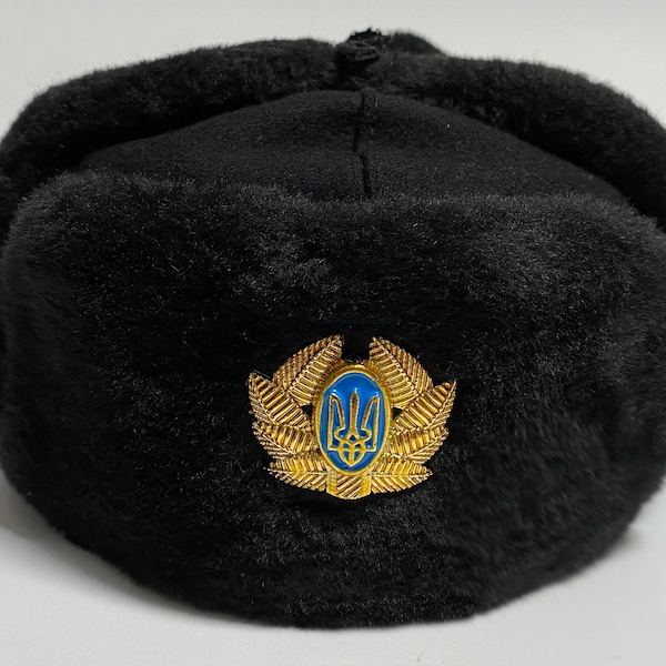 Chapeau ukrainien de rabat d’oreille d’ushanka, chapeau de trappeur d’hiver, chapeau de fausse fourrure, goupille de cocarde de trident d’Ukraine