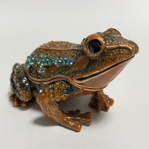 Frog trinket box, animal jewelry box, frog figurine, enameled metal box with Swarovski crystals