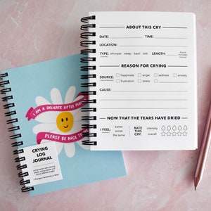 Mini-bûche des pleurs avec fleurs délicates | Journal de suivi des pleurs annuels pour elle | Carnet de notes unny avec suivi des émotions | Pleurer Emballé