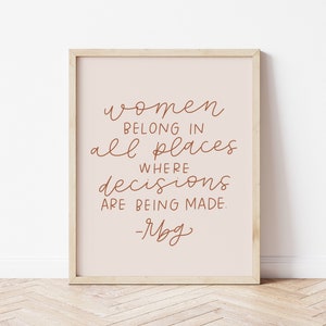 Impression de citation RBG | Les femmes appartiennent à tous les endroits où des décisions sont prises | Ruth Bader Ginsburg Feminist Art Print | (Cadre NON INCLUS)