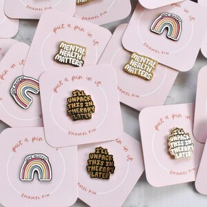 Pins "Lo desempaquetaré en terapia" - Pin divertido sobre salud mental para mochila - Pin esmaltado para ansiedad o depresión - Lindo accesorio - Regalos para personas con TDAH imagen 5