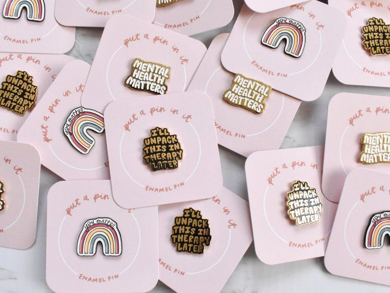 Pins "Lo desempaquetaré en terapia" - Pin divertido sobre salud mental para mochila - Pin esmaltado para ansiedad o depresión - Lindo accesorio - Regalos para personas con TDAH imagen 5