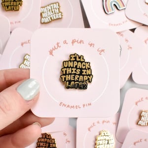 Pins "Lo desempaquetaré en terapia" - Pin divertido sobre salud mental para mochila - Pin esmaltado para ansiedad o depresión - Lindo accesorio - Regalos para personas con TDAH imagen 4
