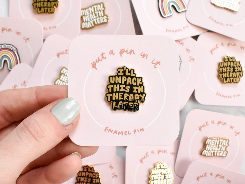 Pins "Lo desempaquetaré en terapia" - Pin divertido sobre salud mental para mochila - Pin esmaltado para ansiedad o depresión - Lindo accesorio - Regalos para personas con TDAH imagen 4