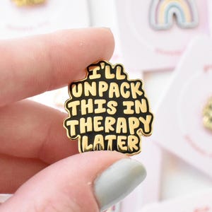 Pins "Lo desempaquetaré en terapia" - Pin divertido sobre salud mental para mochila - Pin esmaltado para ansiedad o depresión - Lindo accesorio - Regalos para personas con TDAH imagen 1