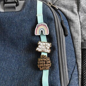 Pins "Lo desempaquetaré en terapia" - Pin divertido sobre salud mental para mochila - Pin esmaltado para ansiedad o depresión - Lindo accesorio - Regalos para personas con TDAH imagen 3