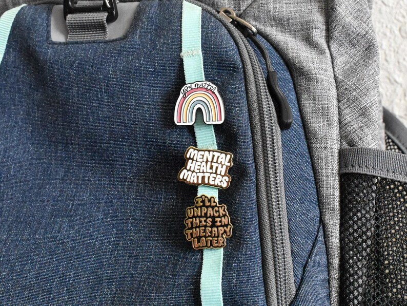 Pins "Lo desempaquetaré en terapia" - Pin divertido sobre salud mental para mochila - Pin esmaltado para ansiedad o depresión - Lindo accesorio - Regalos para personas con TDAH imagen 3
