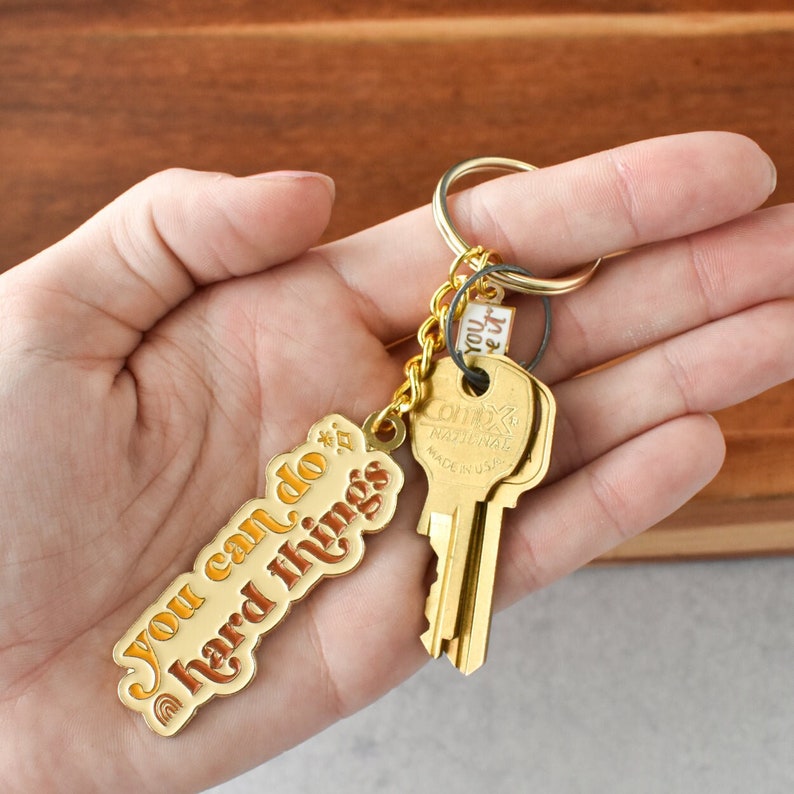 Doe harde dingen sleutelhanger Motiverende sleutelhanger voor sleutels, lanyard, rugzak Leuk cadeau voor haar afbeelding 1