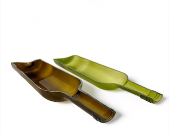 Set di piatti da portata ricavati da bottiglie di vino riciclate: piatto da antipasto, centrotavola