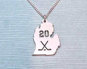 Collar de hockey de Michigan personalizado: el número que quieras. Regalo de hockey. Mamá de hockey. Hockey de Michigan. Collar de hockey. Joyería de hockey.