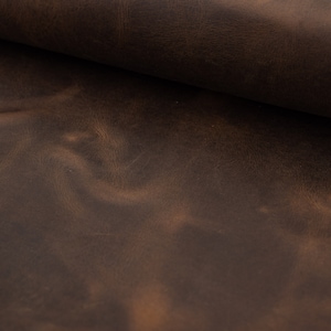 Crazy horse, fogli di pelle semi-veg tan in marrone terra d'ombra. Pezzi di pelle pieno fiore conciata al vegetale pull-up di colore marrone.