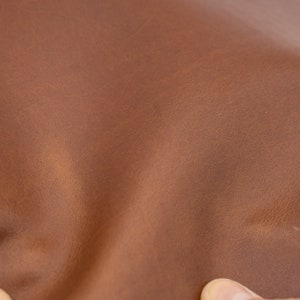 Finimenti per cavalli pazzi in pelle marrone chiaro color cognac. Pezzi per portafogli in vera pelle pull up conciata al vegetale