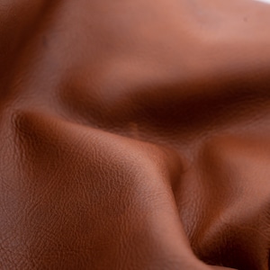 Fogli di vera pelle color cognac con superficie naturale. Pezzi e pannelli in vera pelle di buona qualità per lavori fai da te