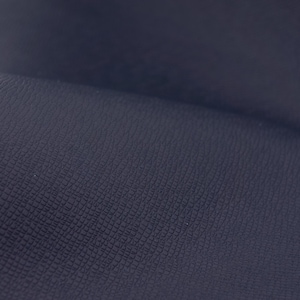 Láminas de piel saffiano de color azul índigo. Piel auténtica resistente, fácil de limpiar e impermeable, ideal para carteras y bolsos.