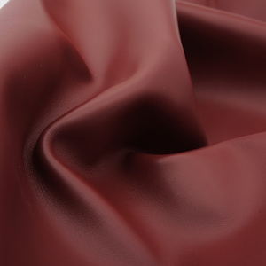 Sábanas de piel auténtica napa en color rojo marrón. Piezas de cuero genuino suaves y suaves para manualidades