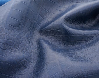 Lámina de piel auténtica con estampado de cocodrilo en azul oscuro. Pieza de piel auténtica, suave y flexible, color medianoche.