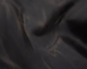 Sábanas de piel Crazy Horse en color marrón muy oscuro con aspecto vintage. Cuero de plena flor, bronceado semivegetal de alta calidad