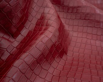 Láminas de piel de cocodrilo en color rojo oscuro con estampado de cocodrilo y muy poco brillo. Piel de alta calidad en color rojo carmesí.