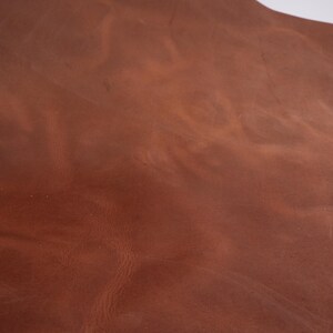 Pelle di cavallo pazzo color marrone cognac polveroso. Pezzi in pelle pieno fiore pull-up anticata.
