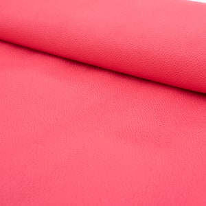 Lenzuola in pelle rosa magenta con stampa Stingray. Pannelli in vera pelle alla moda e facili da pulire per il fai da te (simile al Saffiano)