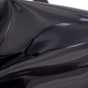 Fogli di pelle verniciata nera per lavori fai da te. Pezzi di vera pelle lucida di buona qualità in colore nero