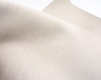 Może przedstawiać: Zestaw trzech ceramicznych kubków z nakrapianym, matowym wykończeniem. Kubki są w odcieniach kremowym, jasnoszarym i ciemnoszarym. Każdy kubek ma prosty, minimalistyczny design, idealny do kawy lub herbaty.