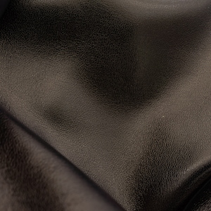 Nappa-Lederblätter in der Farbe bronze metallic. Weiche, glatte Lederstücke in grünlicher Bronzefarbe für Bastelarbeiten