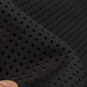 厚さ 0.9 mm/2 オンスの黒の穴あきレザーシート。DIY クラフト用の深いマットブラックの穴あき本革ピース。