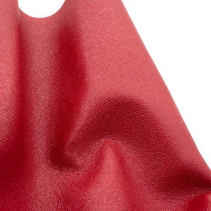 Saffiano Lederblech in dunkelroter Farbe mit einem diskreten silbernen Glitzer. Starkes, modisches, pflegeleichtes, wasserfestes Echtleder