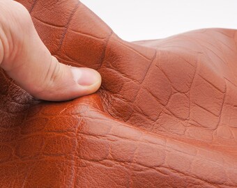 Sábana de cuero auténtico con estampado de cocodrilo color terracota marrón. Pieza de cuero genuino suave y flexible en marrón terracota-coñac.