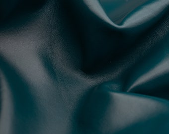 Draps en cuir nappa de couleur émeraude foncé. Pièces en cuir véritable souple vert émeraude pour travaux manuels