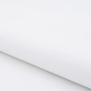 Fogli di pelle bianca con un motivo a bolle molto piccolo. Pannello di pelle di colore molto bianco per lavori fai da te
