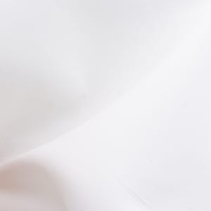 Pode incluir: Um close-up da pele contra um fundo branco. A pele &eacute; clara e lisa, com ligeiras varia&ccedil;&otilde;es de cor. O fundo branco cria uma est&eacute;tica limpa e minimalista.