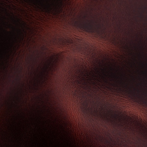 Fogli in pelle di cavallo pazzo di colore bordeaux rosso scuro. Pezzi in pelle pieno fiore anticata e pull up