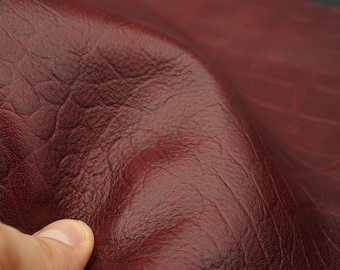Sábana de cuero auténtico burdeos con estampado de cocodrilo. Pieza de cuero genuino suave y flexible en rojo oscuro.