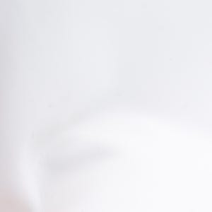 Pode incluir: Um close-up de tecido branco, possivelmente roupa ou t&ecirc;xtil. O material parece liso e limpo, com ligeiras varia&ccedil;&otilde;es na textura e no tom. A ilumina&ccedil;&atilde;o &eacute; suave, criando sombras e destaques suaves.