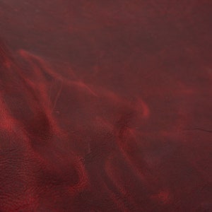 Sábanas de cuero semi vegano color rojo oscuro. Piezas de cuero curtido vegetal vintage, de grano completo, en color rojo vino
