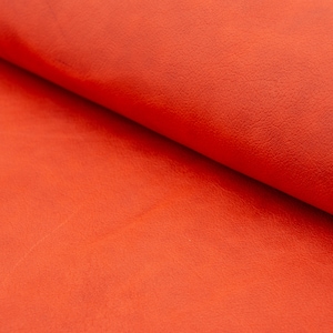 Sábanas de piel bronceado semi veg en color rosa salmón oscuro. Piezas rústicas de cuero bronceado semi veg en color salmón oscuro