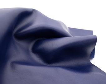 Indigoblaue Nappalederblätter. Weiche glatte echte Lederstücke, Panels in dunkelblauer Farbe für diy Handwerk