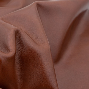 Fogli di pelle nappa color cognac scuro, 1,1 mm/2-3oz. Vera pelle morbida e liscia color marrone con motivo nuvolato discreto